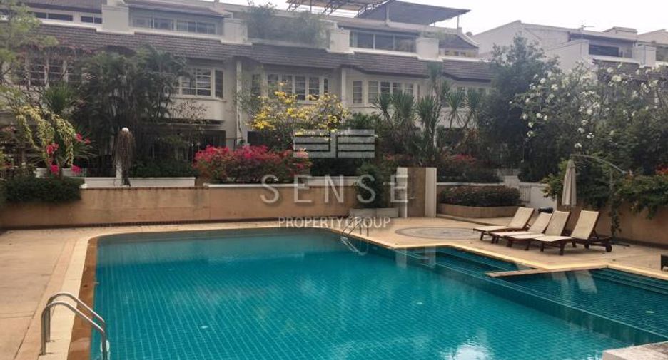 For rent 3 bedrooms townhouse in Sathon, Bangkok