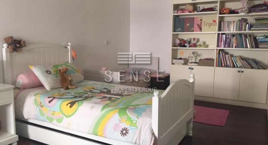 For rent 3 bedrooms townhouse in Sathon, Bangkok