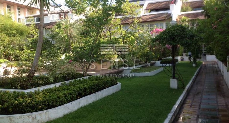 For rent 3 bedrooms townhouse in Sathon, Bangkok