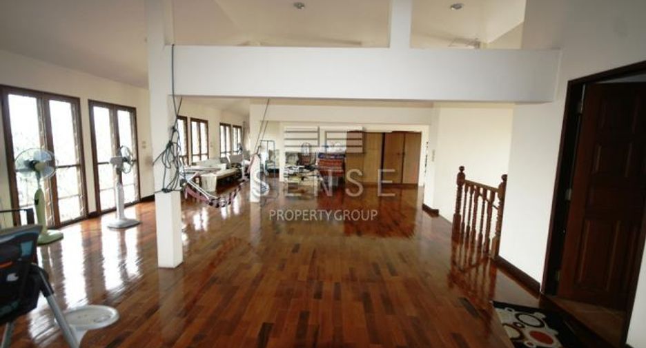 Haus zur Miete mit 4 Zimmer in Khlong Toei, Bangkok