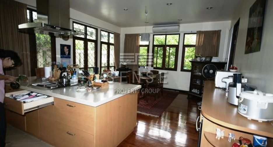 Haus zur Miete mit 4 Zimmer in Khlong Toei, Bangkok