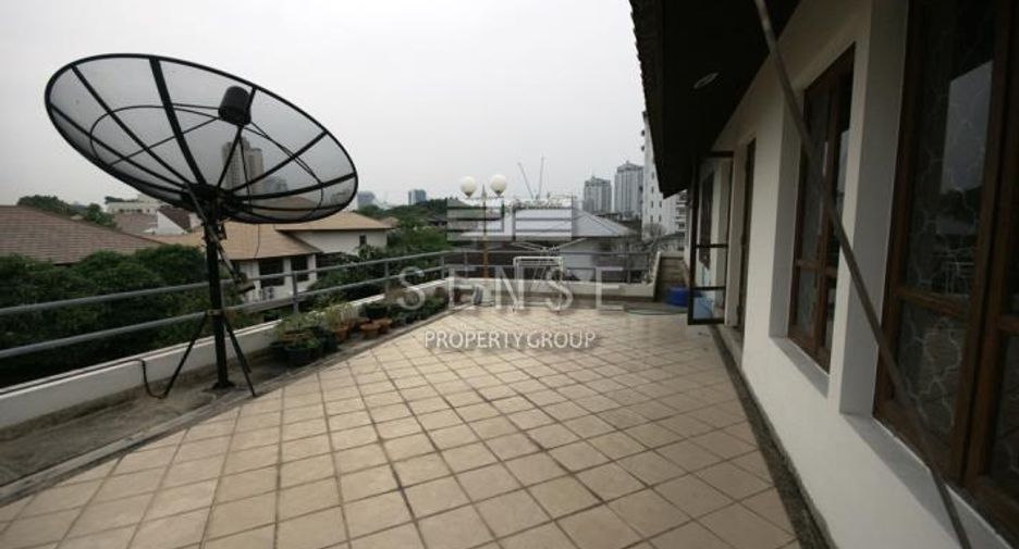 Haus zur Miete mit 4 Zimmer in Khlong Toei, Bangkok