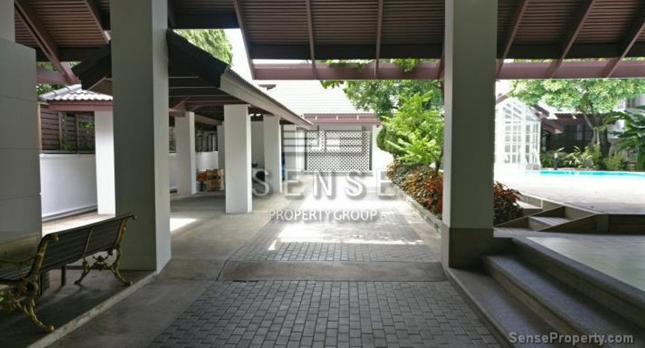 For rent 4 bedrooms house in Watthana, Bangkok