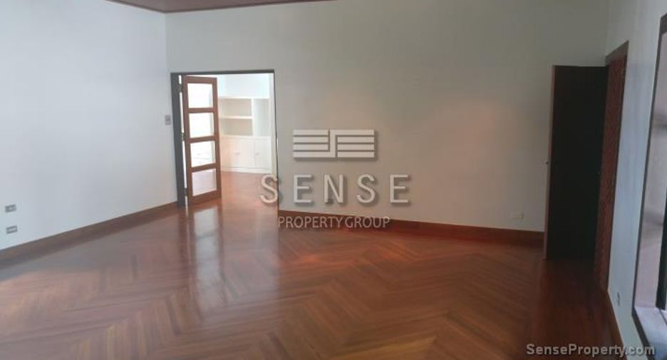 For rent 4 bedrooms house in Watthana, Bangkok