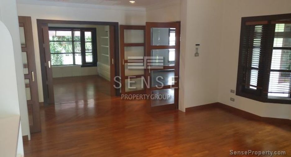 For rent 4 bedrooms house in Watthana, Bangkok