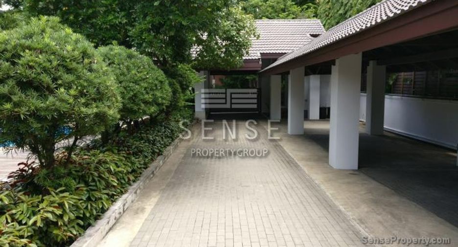 For rent 4 bedrooms house in Watthana, Bangkok