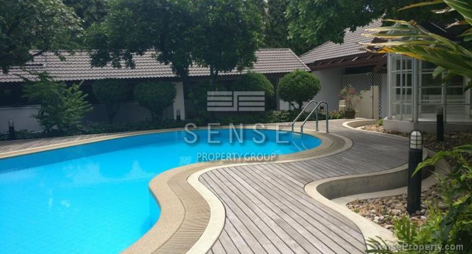 For rent 4 bedrooms house in Watthana, Bangkok