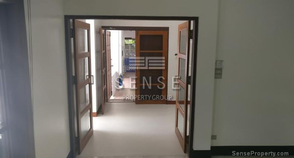 For rent 4 bedrooms house in Watthana, Bangkok