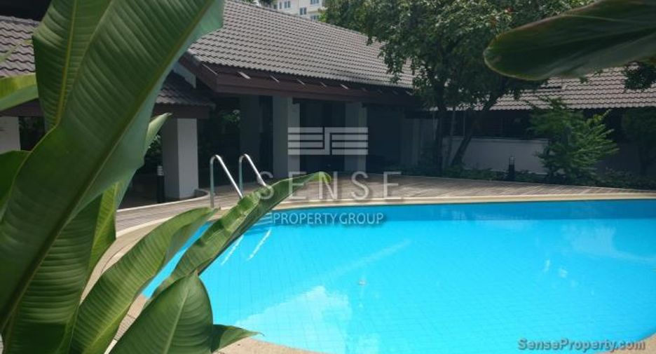 For rent 4 bedrooms house in Watthana, Bangkok