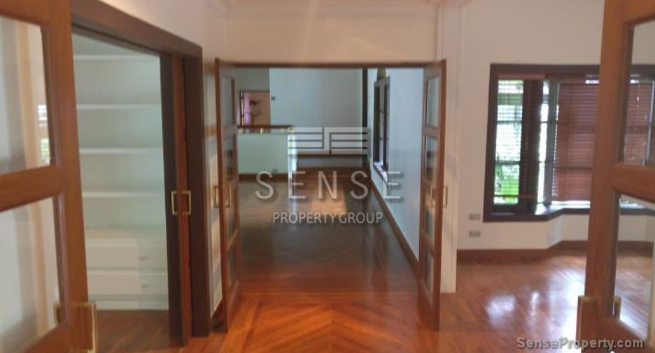 For rent 4 bedrooms house in Watthana, Bangkok