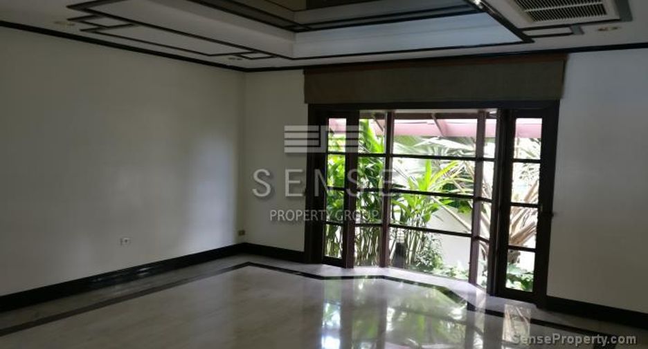 For rent 4 bedrooms house in Watthana, Bangkok