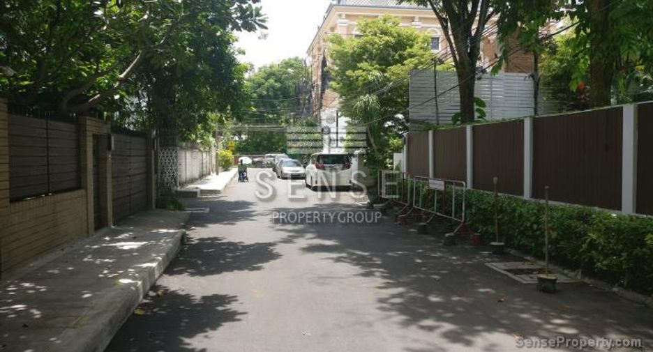 For rent 4 bedrooms house in Watthana, Bangkok