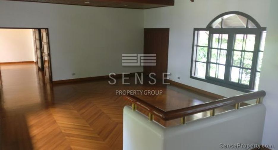 For rent 4 bedrooms house in Watthana, Bangkok