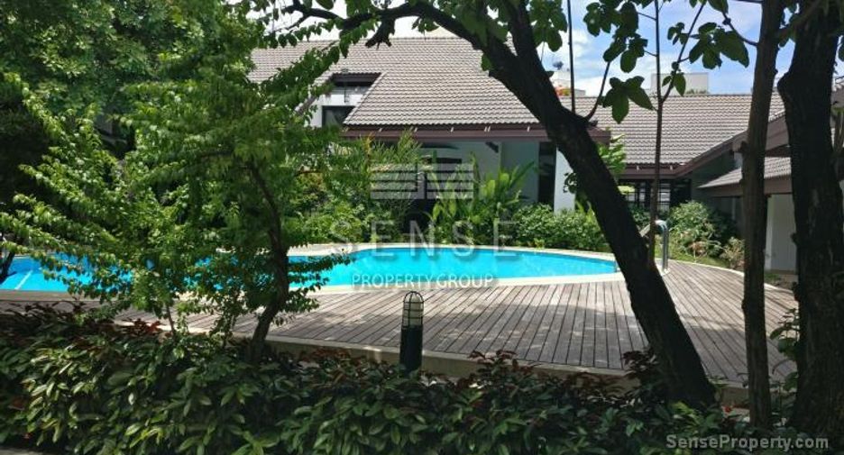 For rent 4 bedrooms house in Watthana, Bangkok