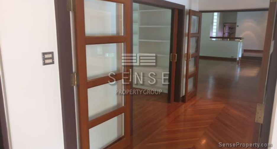 For rent 4 bedrooms house in Watthana, Bangkok