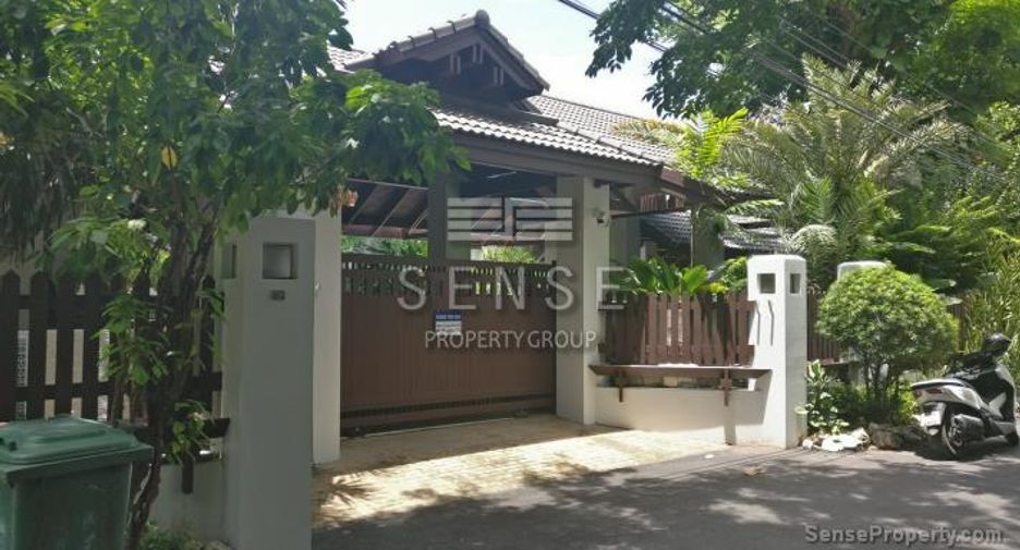 For rent 4 bedrooms house in Watthana, Bangkok
