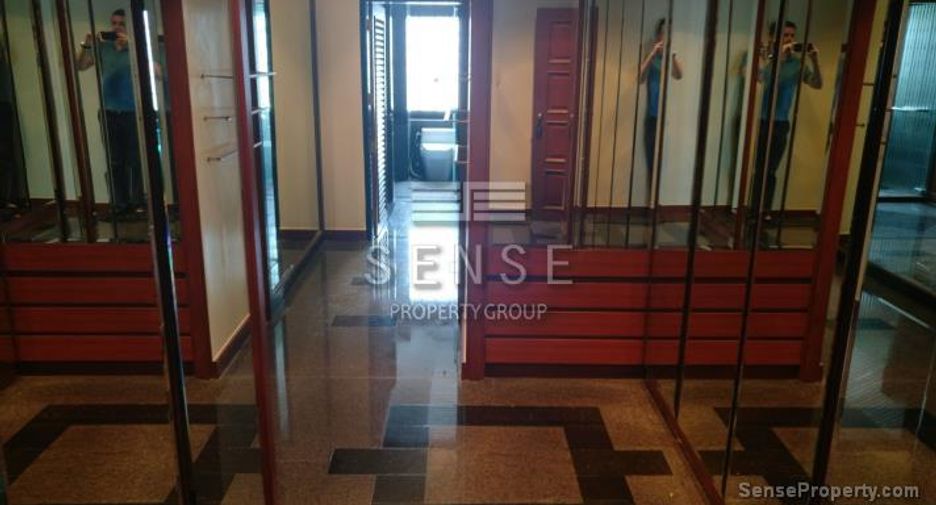 For rent 4 bedrooms house in Watthana, Bangkok