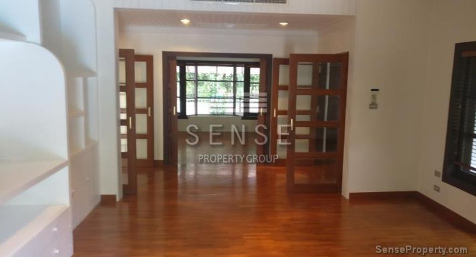 For rent 4 bedrooms house in Watthana, Bangkok