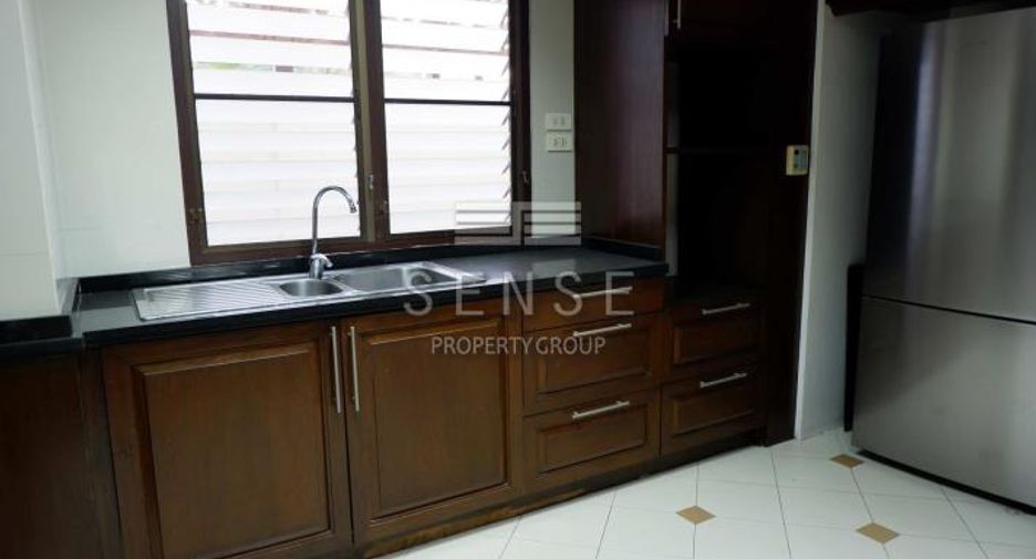 For rent 4 bedrooms house in Khlong Toei, Bangkok