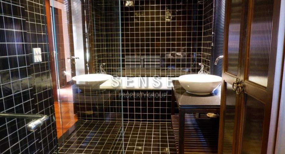 For rent 4 bedrooms house in Khlong Toei, Bangkok
