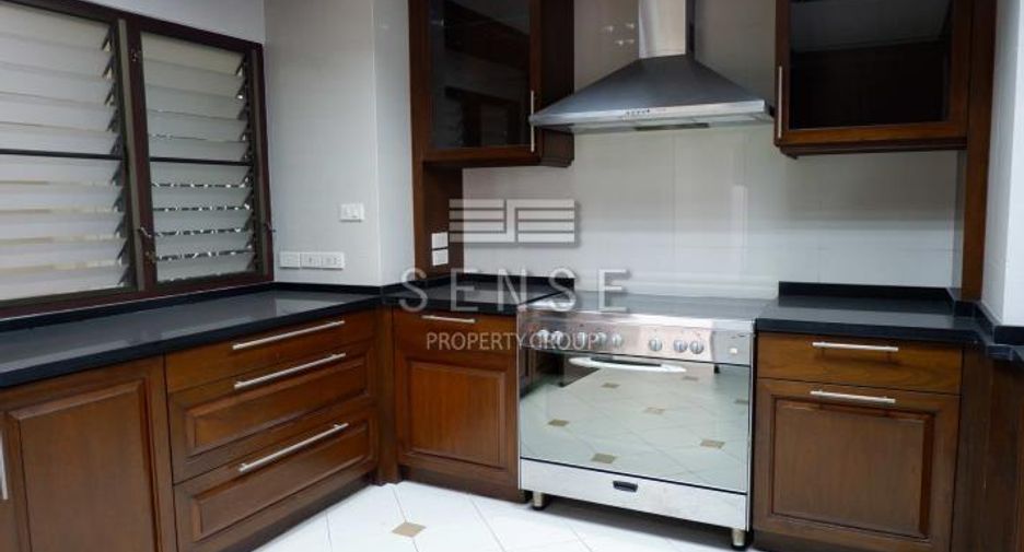 For rent 4 bedrooms house in Khlong Toei, Bangkok
