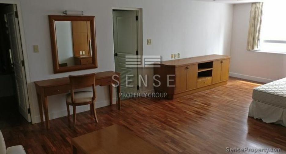 For rent 3 bedrooms condo in Khlong Toei, Bangkok