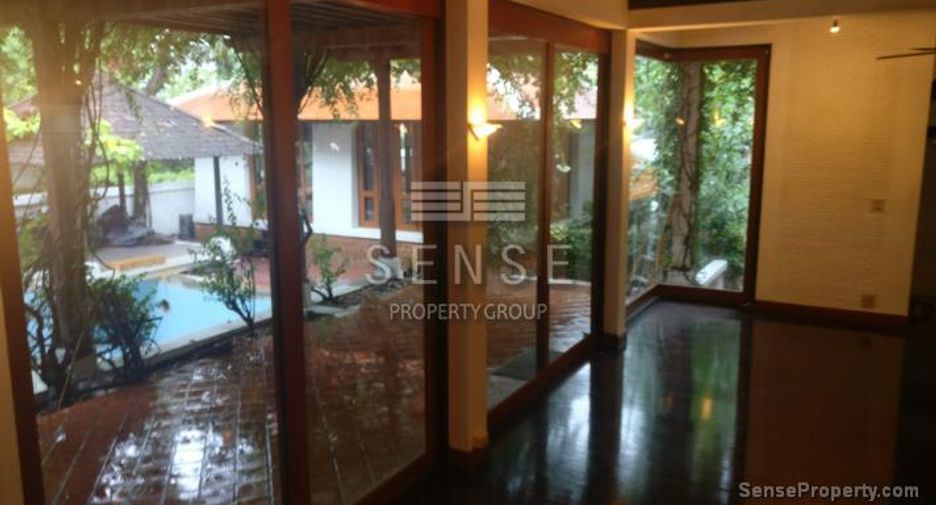 For rent 5 bedrooms house in Khlong Toei, Bangkok