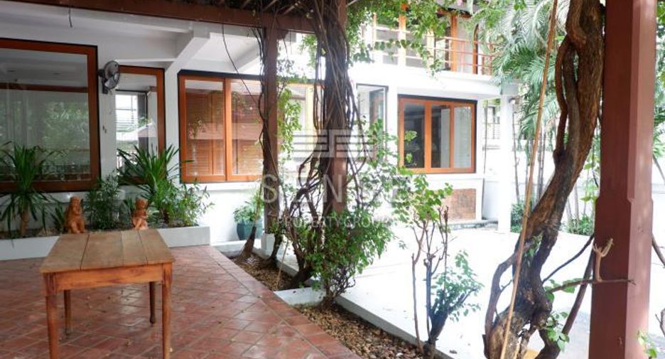 For rent 5 bedrooms house in Khlong Toei, Bangkok