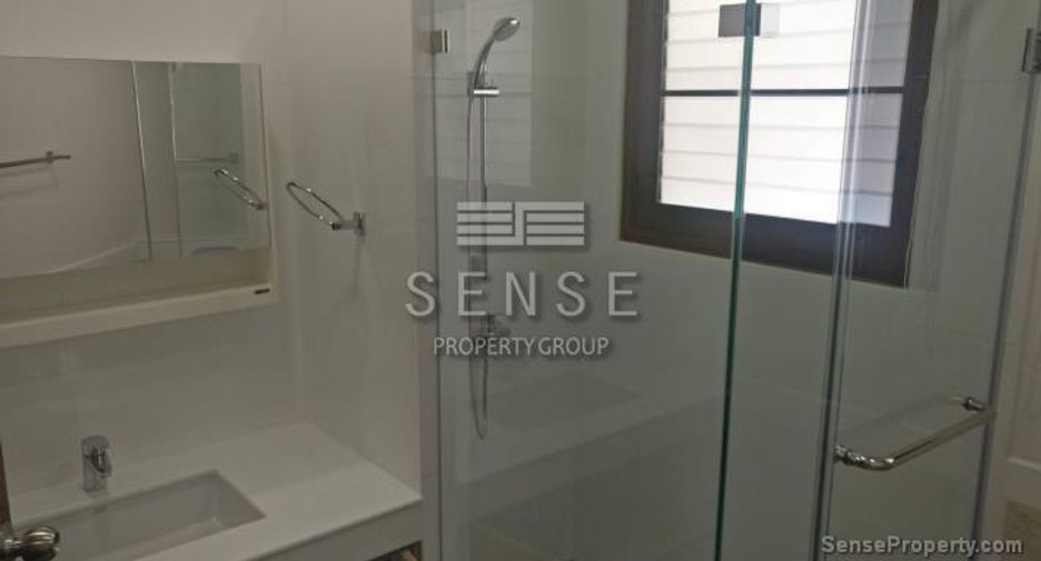 Haus zur Miete mit 4 Zimmer in Watthana, Bangkok