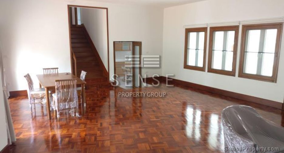 Haus zur Miete mit 4 Zimmer in Watthana, Bangkok