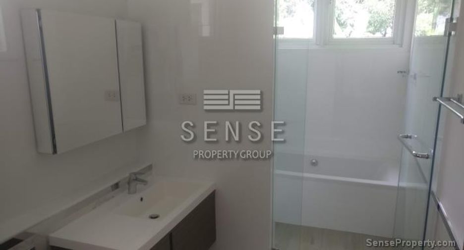 Haus zur Miete mit 4 Zimmer in Watthana, Bangkok