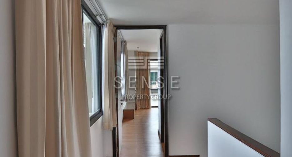 For rent 4 bedrooms townhouse in Watthana, Bangkok