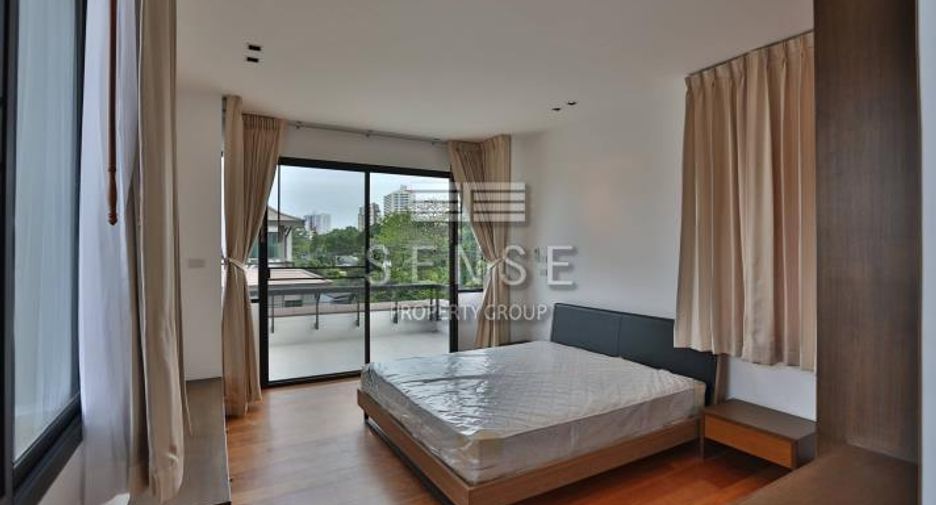 For rent 4 bedrooms townhouse in Watthana, Bangkok