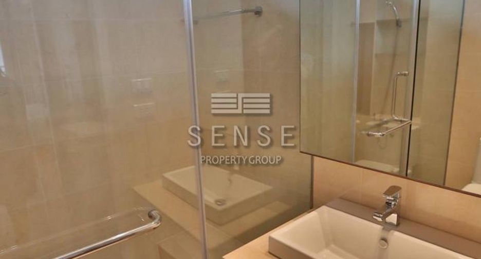 For rent 4 bedrooms townhouse in Watthana, Bangkok