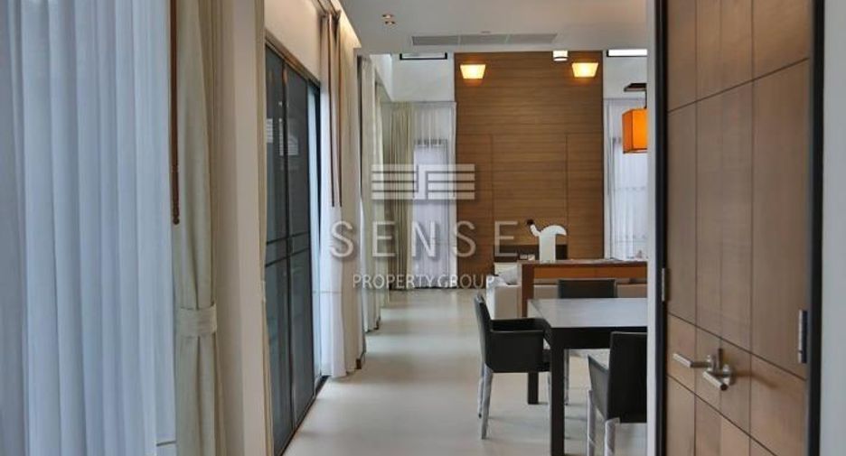 For rent 4 bedrooms townhouse in Watthana, Bangkok