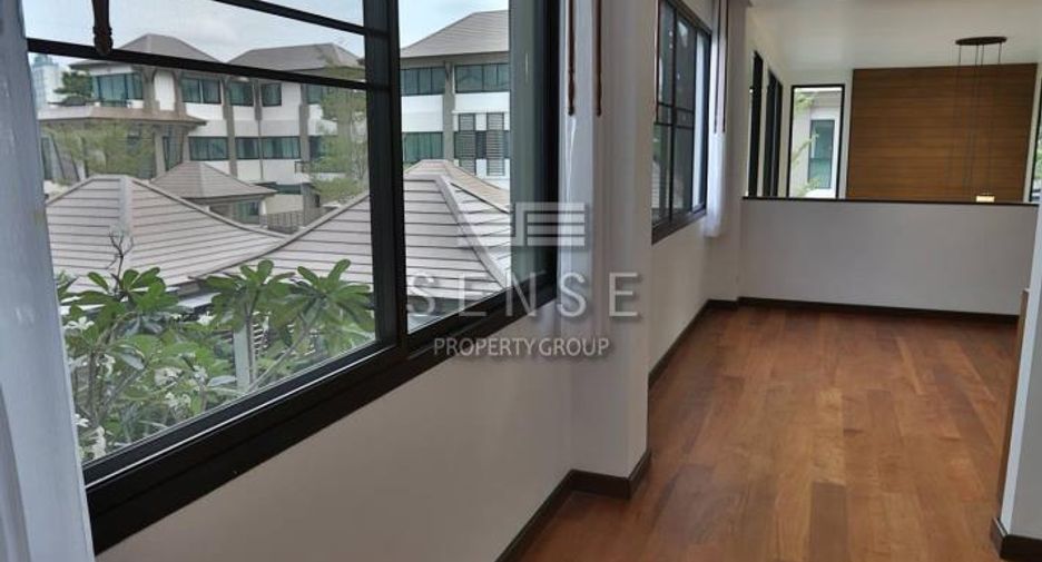 For rent 4 bedrooms townhouse in Watthana, Bangkok