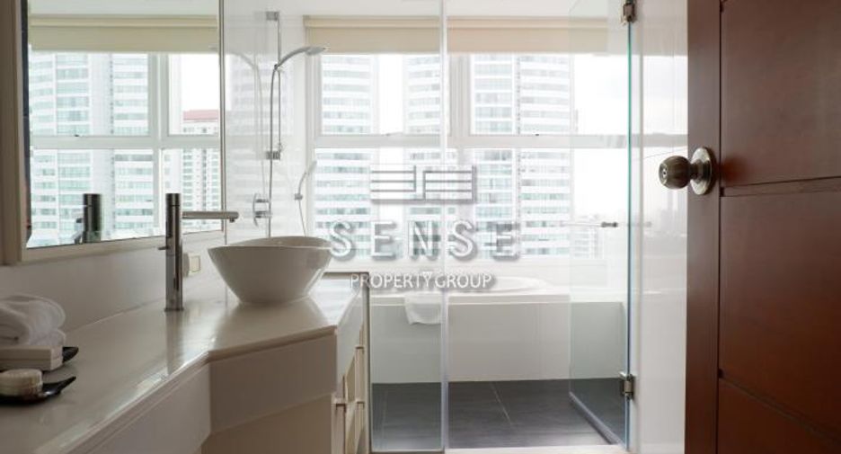 For rent 3 bedrooms condo in Khlong Toei, Bangkok