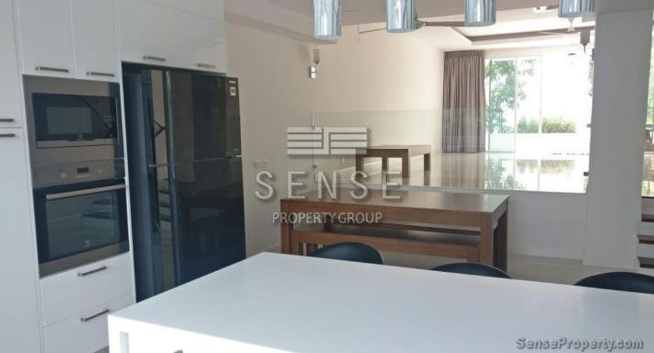 Casa adosada en venta y en alquiler de 4 habitaciones en Sathon, Bangkok