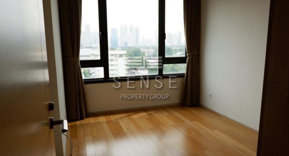 For rent 3 bedrooms condo in Pathum Wan, Bangkok