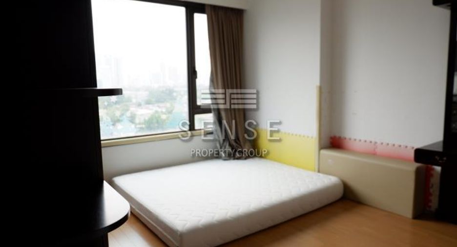 For rent 3 bedrooms condo in Pathum Wan, Bangkok