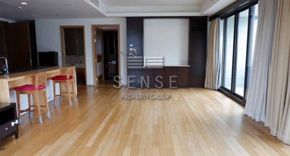 For rent 3 bedrooms condo in Pathum Wan, Bangkok
