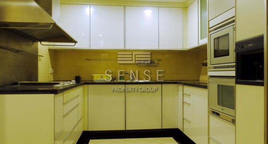 For rent 3 bedrooms condo in Pathum Wan, Bangkok