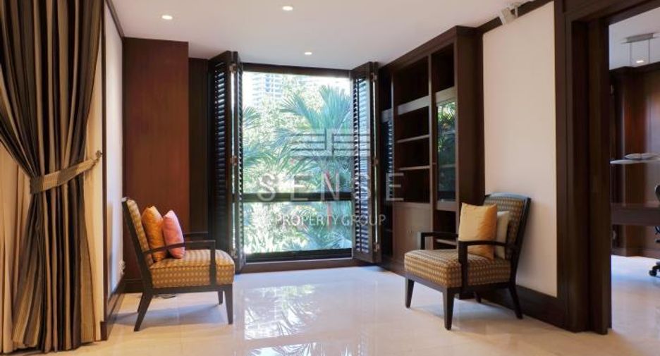 For rent 3 bedrooms condo in Pathum Wan, Bangkok