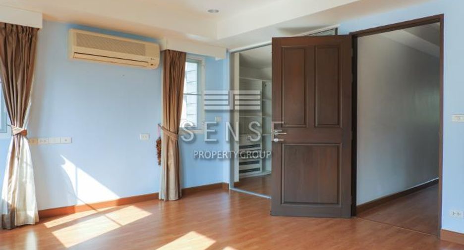 For rent 4 bedrooms townhouse in Khlong Toei, Bangkok