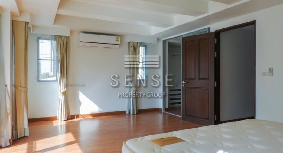 For rent 4 bedrooms townhouse in Khlong Toei, Bangkok