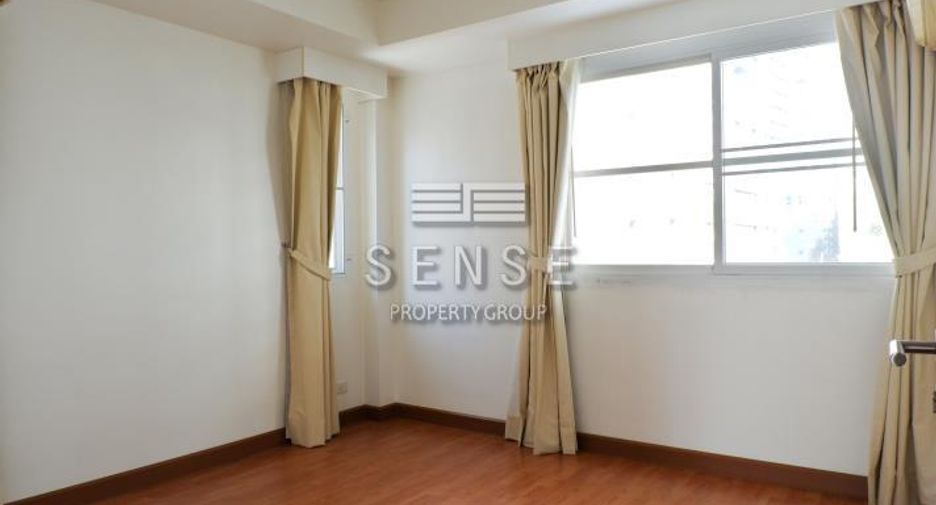 For rent 4 bedrooms townhouse in Khlong Toei, Bangkok