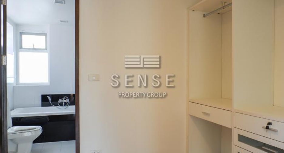 For rent 4 bedrooms townhouse in Khlong Toei, Bangkok