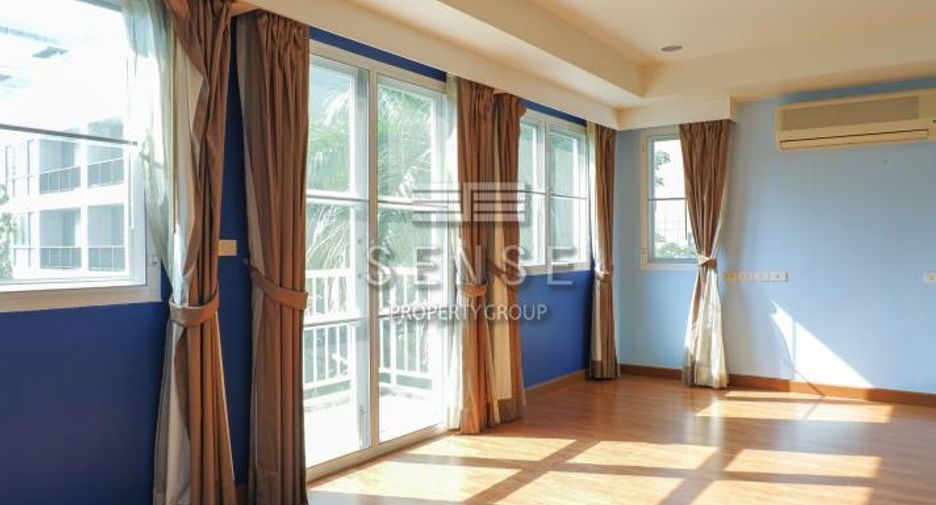 For rent 4 bedrooms townhouse in Khlong Toei, Bangkok