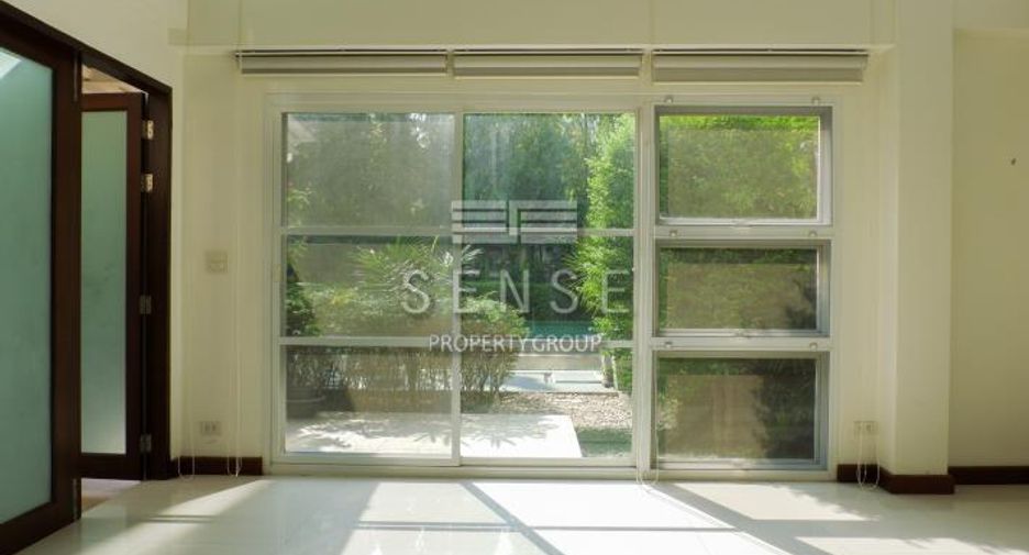 For rent 4 bedrooms townhouse in Khlong Toei, Bangkok