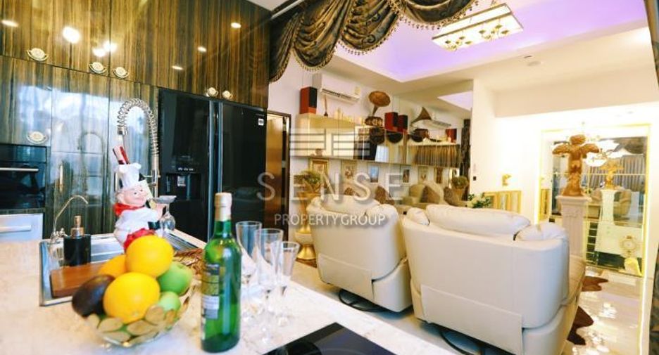 For sale 3 bedrooms condo in Watthana, Bangkok